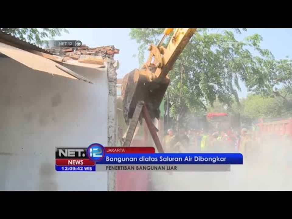 Penertiban bangunan liar di Jakarta yang berada diatas saluran air - NET12
