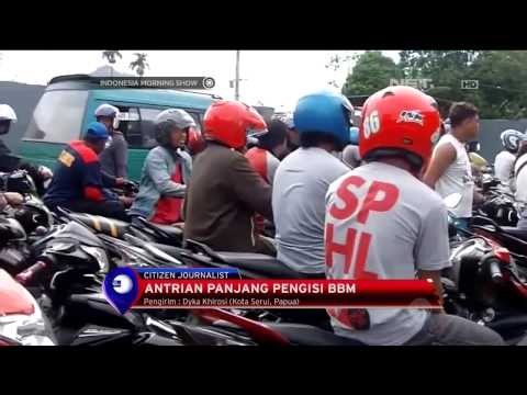 Antrean Pengisi BBM Jenis Premium di Serui -IMS