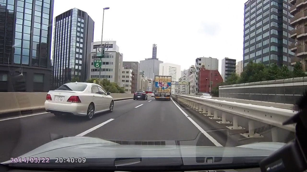 首都高　軽トラック　中央分離帯に激突