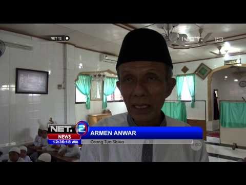 Peringati Hari Guru siswa sekolah gratis di Medan cuci kaki guru - NET12