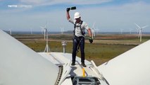 Jeff Bezos grava vídeo em cima de turbina para comemorar novo parque eólico