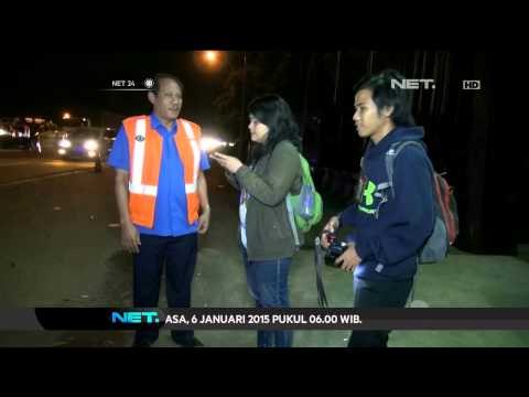 Evakuasi Truk Bak Terbuka yang Tersangkut di JPO Tol Jagorawi -NET24