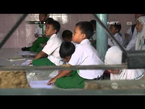 Atap Sekolah Rusak Siswa MI Jember Belajar di Teras Mushola -NET12