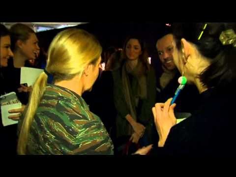 Perancang busana asal Inggris wujudkan desain busana rambu lalu lintas - NET5