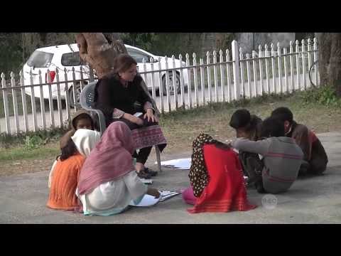 Guru di Pakistan Sukarela Mengajar Warga Tak Mampu di Kelas Terbuka - NET12