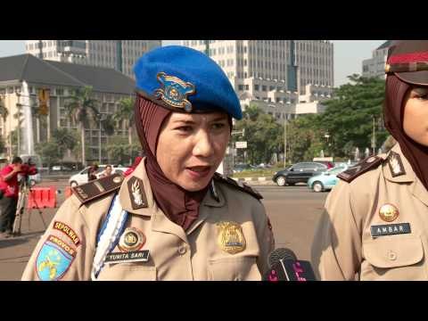 Polisi wanita sosialisasikan seragam resmi berhijab - NET12