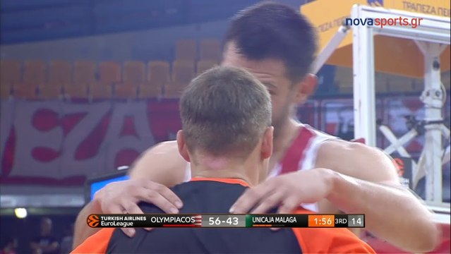 Το ΞΕΚΑΡΔΙΣΤΙΚΟ Μασάζ του Κώστα Παπανικολάου στον διαιτητή - Ολυμπιακός vs Μάλαγα - 20.10.2017