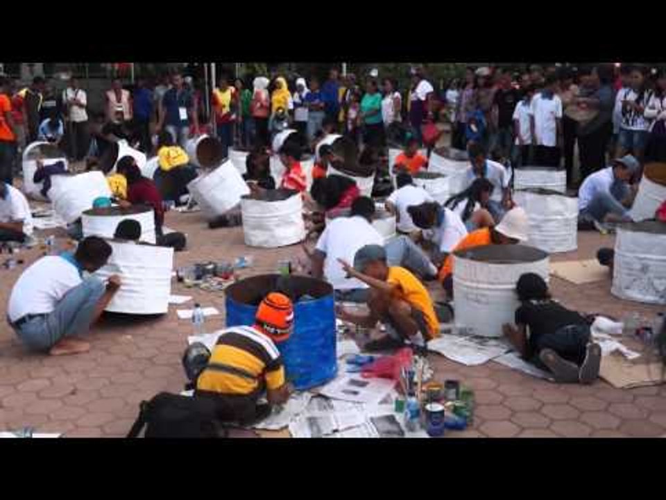 Pelajar di Kota Ambon Pamerkan Busana Berbahan...