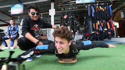 SALTÉ DE PARACAIDAS CON UNA FAN! - Juanpa Zurita