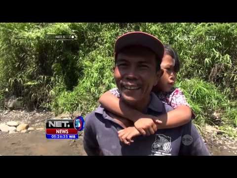 Jembatan Putus, Puluhan Siswa Seberangi Sungai Menuju Sekolah - NET5