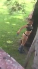 Une fille surprise en train de faire un selfie un peu hot dans le jardin