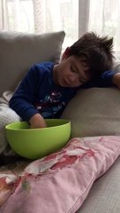 Trôp drôle : ce petit continue de manger dans son sommeil