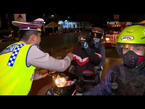 Petugas Bagikan Permen untuk Pengendara Motor - NET5