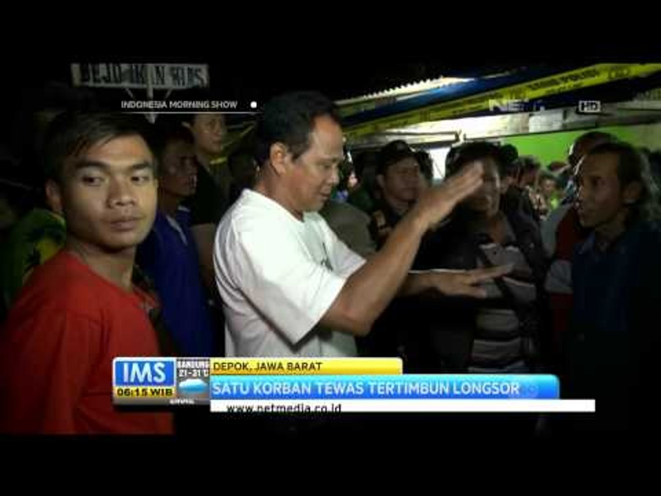 Kios pedagang di Tebing Kali Baru Cimanggis amb...