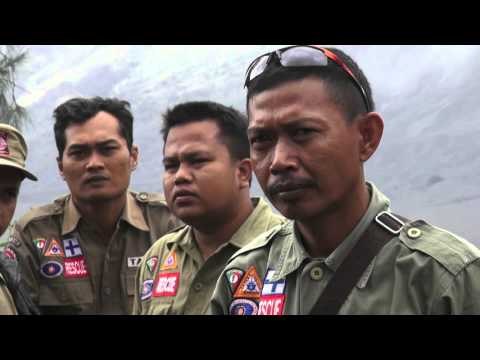 Aktivitas Vulkanik Bromo Meningkat, Petugas Bagikan Masker Gratis ke Warga - NET12