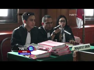 Скачать видео: Live Report Sidang Perdana Kasus Pembunuhan Salim Kancil - NET12