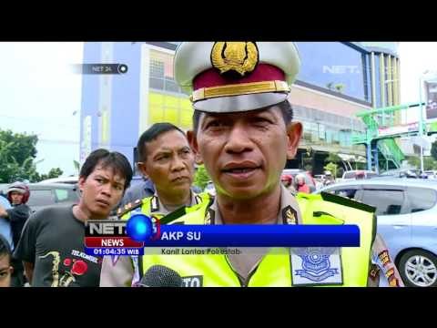 Bus Tabrak Pangkalan Ojek Hingga Terguling - NET24