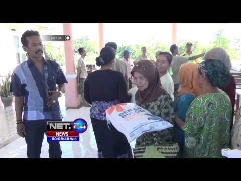 Puluhan Warga Indramayu Antre Dapatkan Beras Raskin - NET24