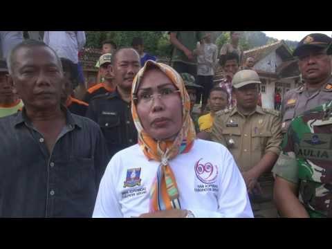 Pembersihan Belum Selesai, Pengungsi Banjir Bandang Masih Bertahan di Pengungsian - NET12