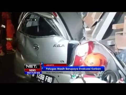 Evakuasi Korban Terjepit Truk Terguling di Pulo Gadung - NET24