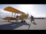 Pesawat Antik Mendarat di Dekat Piramida - NET24