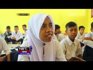 Puluhan Siswa Belajar di Lantai Selama 3 Tahun -  NET 5