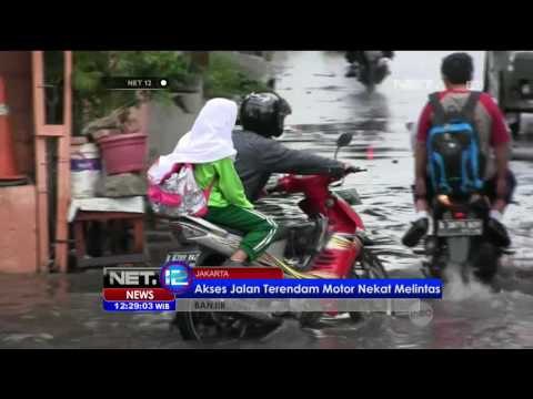 Akses Jalan Terendam Motor Nekat Melintas - NET 12