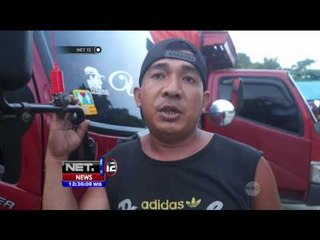 Petugas Pasang Stiker Tolak Pungli - NET 12