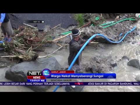 Jembatan Ambruk, Warga Nekat Sebrangi Sungai Deras di Garut - NET 12