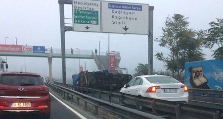 E-5'te Meyve Yüklü Kamyonet Devrildi, Trafik Kilitlendi