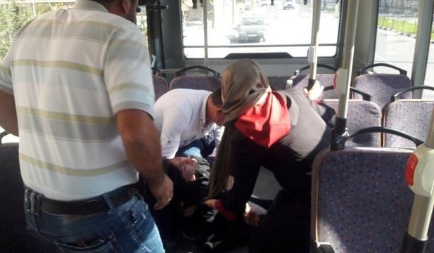 Bayılan genç kız halk otobüsüyle hastaneye böyle yetiştirildi