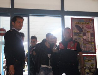 Şaşkın Hırsız, 15 Bin TL ile Kaçarken Karşısında Polisi Görünce Cama Çarptı, Paralar Saçıldı