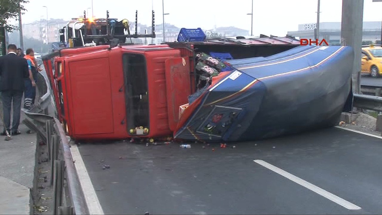 E-5'e kamyonet devrildi: Trafik felç oldu!