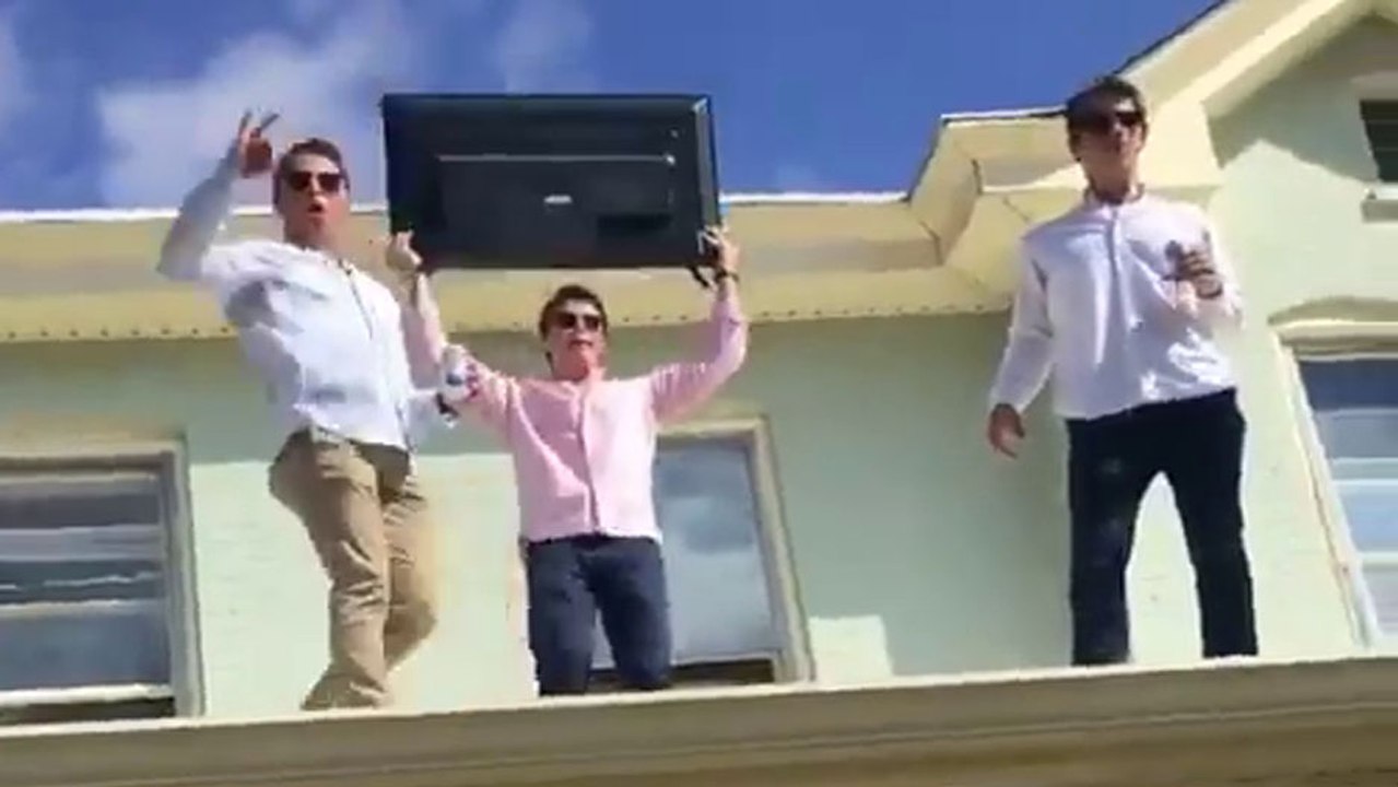 Une fille reçoit un écran plat en plein sur la tête