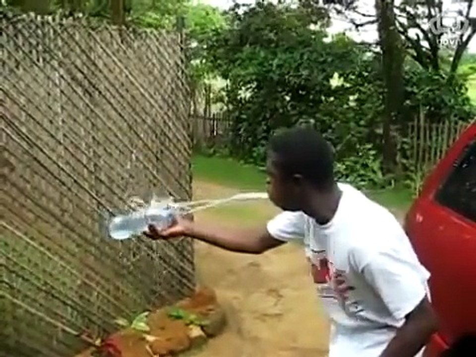 Ce gars peut recracher 2l d'eau et remplir une bouteille... Dingue!