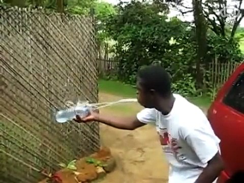 Ce gars peut recracher 2l d'eau et remplir une bouteille... Dingue!