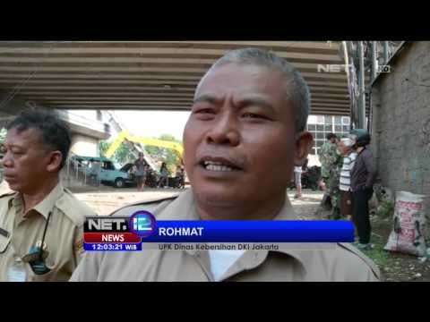 Sungai Ciliwung Meluap, Puluhan Ton Sampah Tersangkut di Jembatan Rawajati - NET12