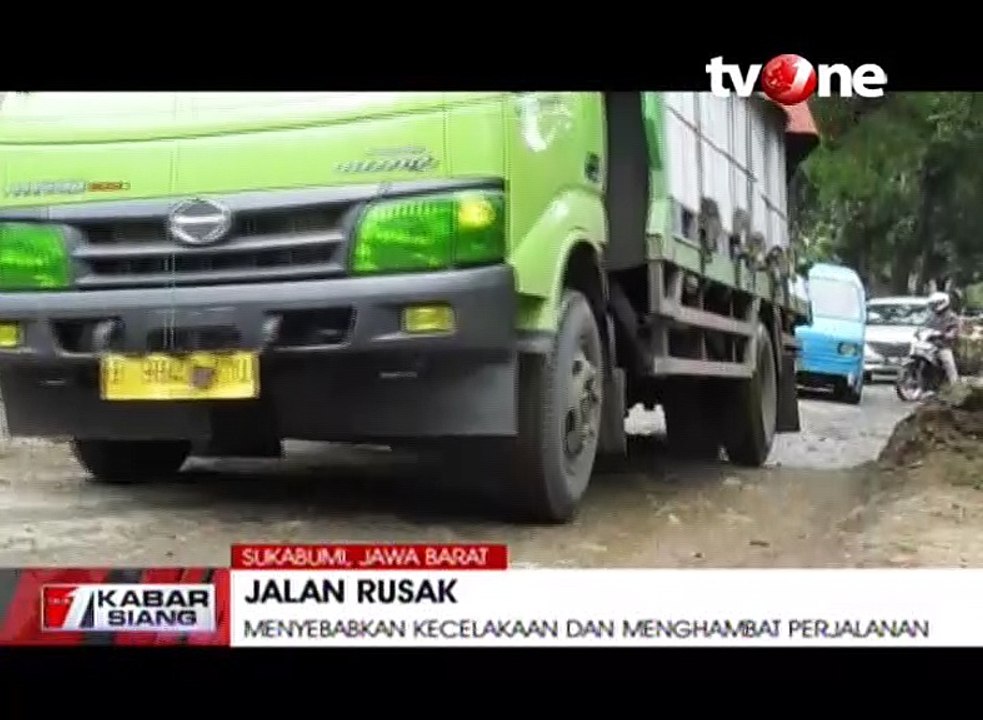 Jalan Provinsi Rusak, Warga Tanam Pohon Di Tengah Jalan