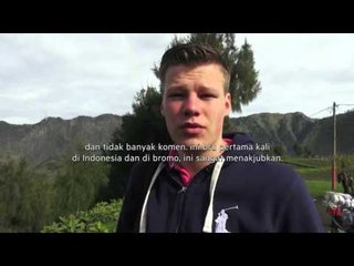 Para Fotografer Berburu Momen Kepulan Asap Pekat Gunung Bromo - NET12