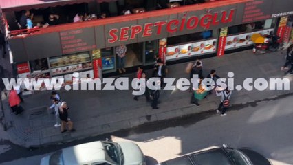 Ekmek arabasından dökülen ekmekler