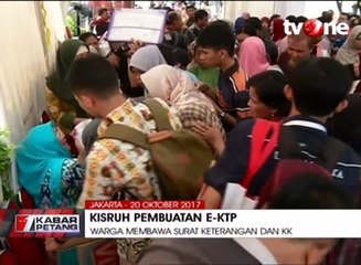 Warga Antre Membuat E-KTP di Taman Mini