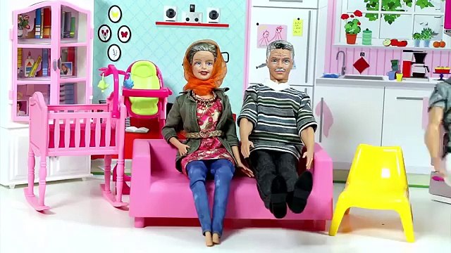Barbie ve Ailesi Bölüm 125 - Barbie Ceyda ÇILDIRDI! - Çizgi film tadında Barbie oyunları