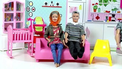 Barbie ve Ailesi Bölüm 125 - Barbie Ceyda ÇILDIRDI! - Çizgi film tadında Barbie oyunları