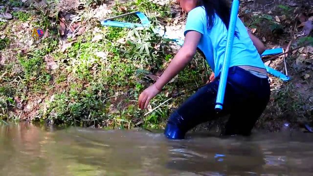 Amazing Girl Uses PVC Pipe Compound BowFishing To Shoot Fish -Khmer Fishing At Siem Reap Cambodia