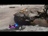 Petugas Bersihkan Landasan Pesawat Udara Akibat Badai Salju - NET12