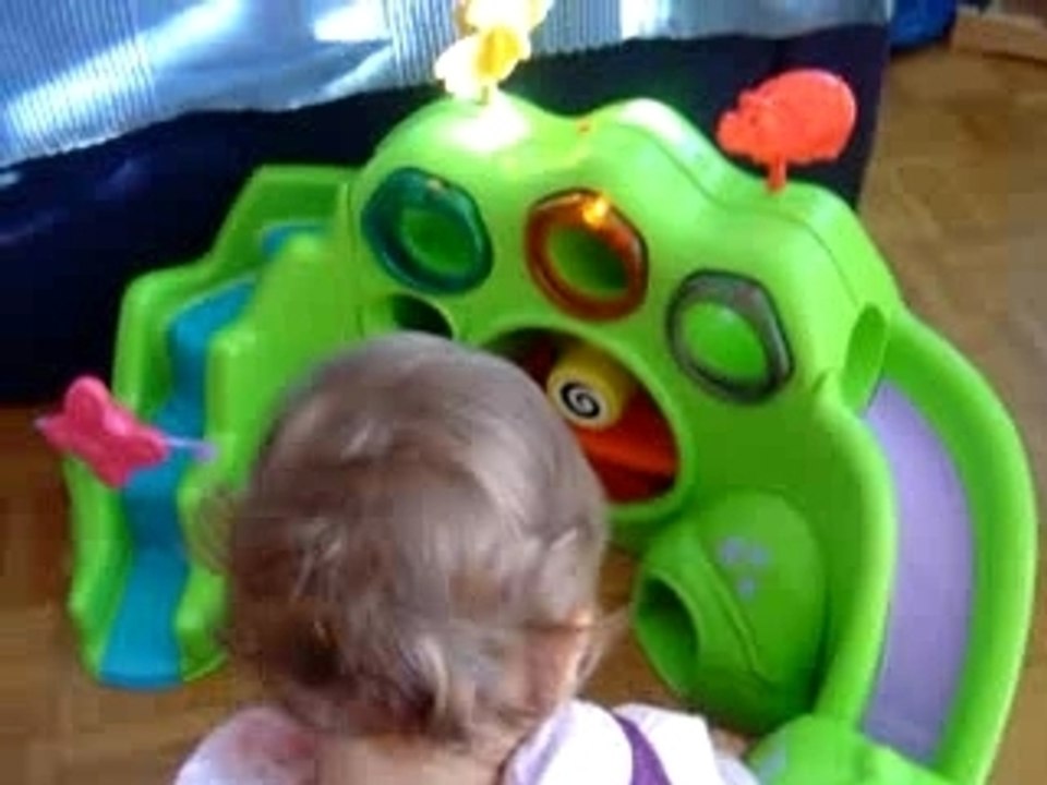 Jaya kann schon schön Kugeln in die Löcher tun...