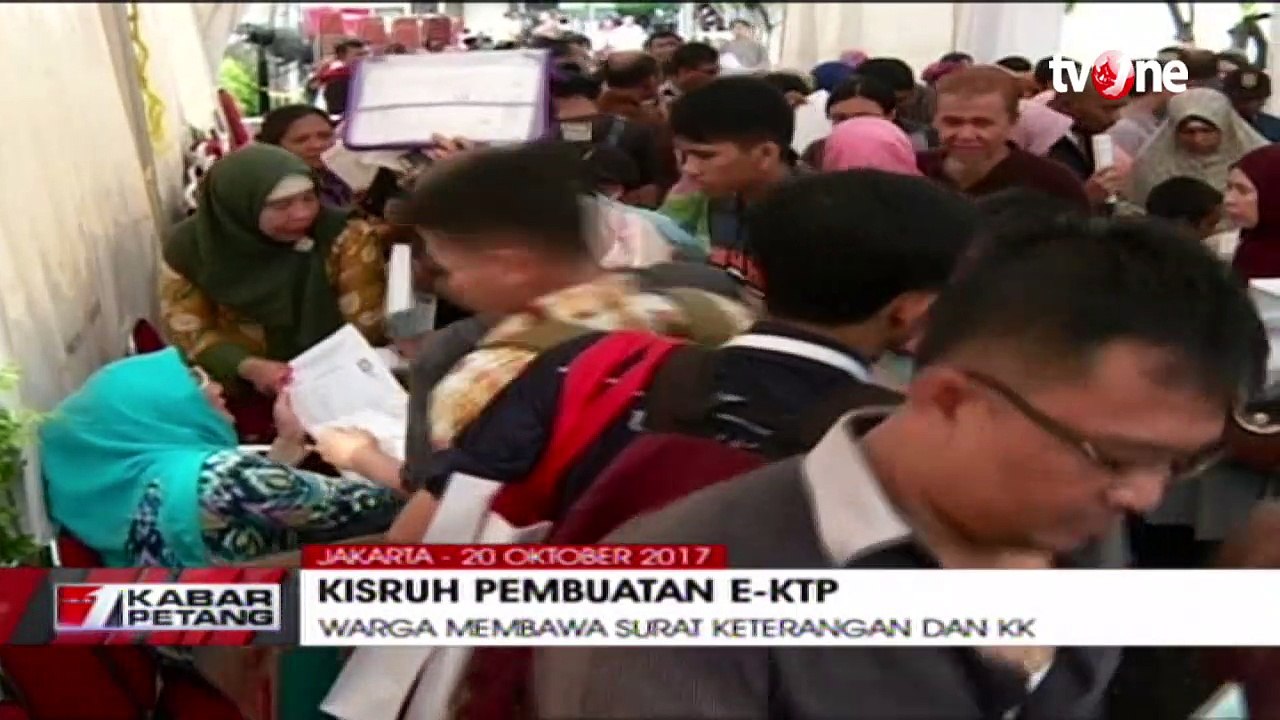 Antrian Pemohon E-KTP Mengular