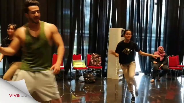 Seperti Apa Aly Goni Melatih Tariannya untuk HUT ANTV ke-24?