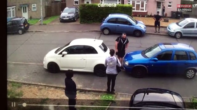 Turquie : Un jeune homme déplace une voiture mal garée à mains nues (vidéo)