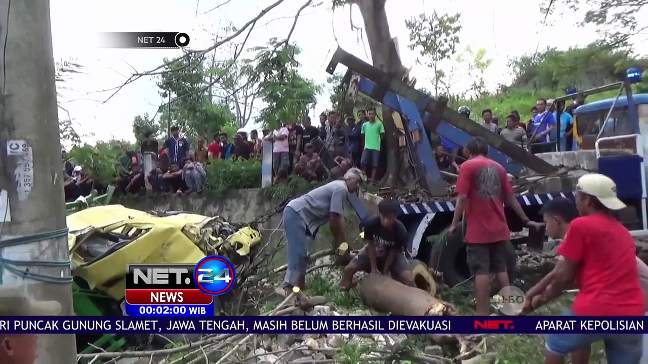 Truk Pengangkut Beras Tergelincir dan Masuk Jurang Sedalam 4 Meter - Net 24